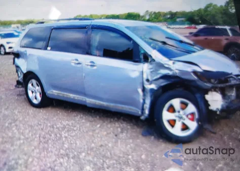 2011 Toyota Sienna Le V6 z USA, uszkodzony, nr VIN 5TDKK3DC1BS125663